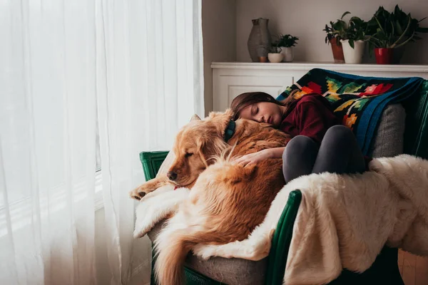 Flicka Sover Soffa Med Sin Hund — Stockfoto