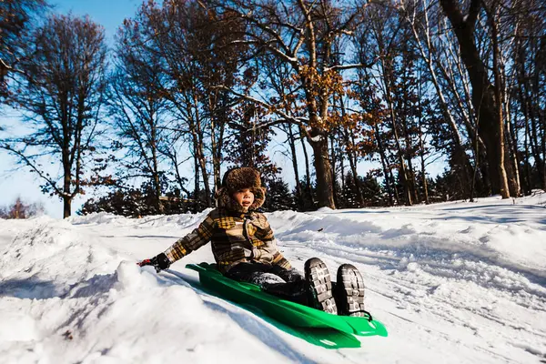 Chłopiec Zjeżdżający Wzgórza Śniegu Usa — Zdjęcie stockowe