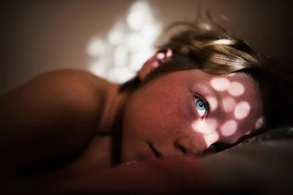 Αγόρι Ξαπλωμένο Στο Κρεβάτι Ήλιο Στο Πρόσωπό Του — Φωτογραφία Αρχείου