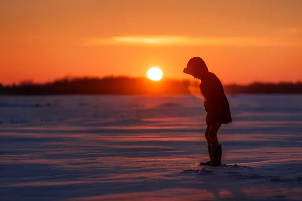 Silhouette Girl Standing Snowy Field Στο Ηλιοβασίλεμα Ηπα — Φωτογραφία Αρχείου