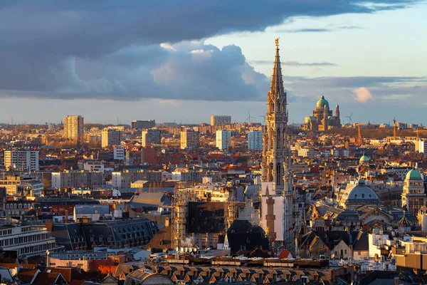Stadsgezicht Met Stadstoren Bij Zonsondergang Brussel België — Stockfoto