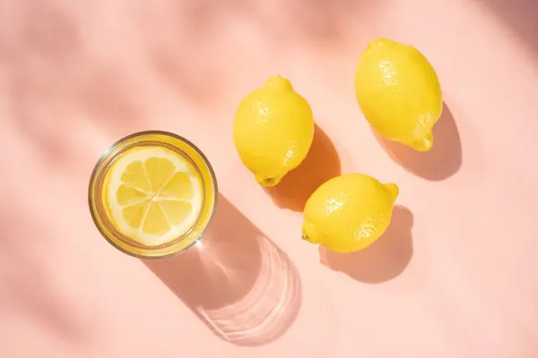 Glas Zitronenwasser Mit Zitronen — Stockfoto