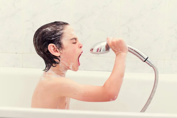 Menino Sentado Banho Cantando Uma Cabeça Chuveiro — Fotografia de Stock