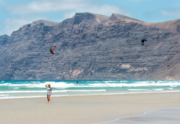 Vacker Kvinna Sommarklänning Famara Strand Lanzarote Kanarieöarna Spanien — Stockfoto