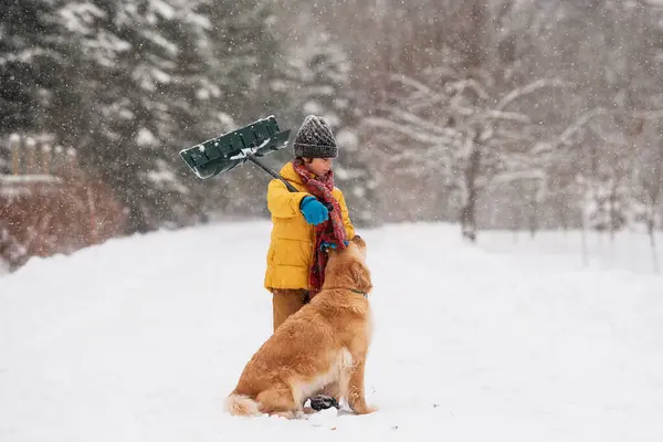 Pojke Med Spade Stående Med Sin Hund Snön Lång Snötäckt — Stockfoto