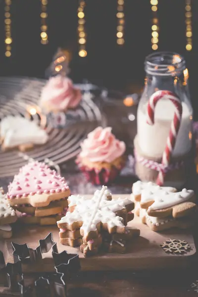 Weihnachtsplätzchen Cupcakes Und Eine Flasche Milch — Stockfoto