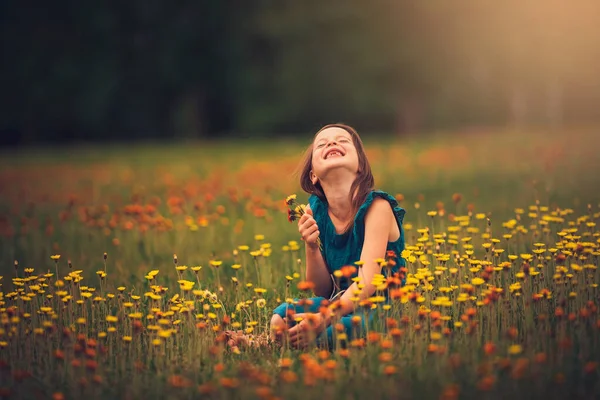 Gelukkig Meisje Zitten Een Weide Plukken Wildflowers Usa — Stockfoto
