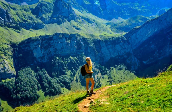 Femme Randonnée Dans Les Montagnes Santis Alpstein Appenzeller Suisse — Photo