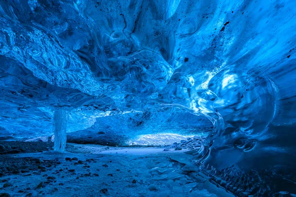 Kış Ormanlarındaki Mağarada Buz Kristalleri — Stok fotoğraf