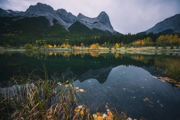 加拿大艾伯塔省坎莫尔采石湖公园采石湖 — 图库照片