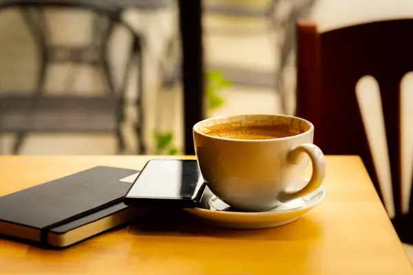 Kahve Fincanı Defter Cep Telefonu Bir Kahve Dükkanında Masanın Üstünde — Stok fotoğraf