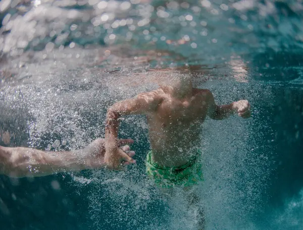 Garçon Nageant Dans Une Piscine Tenant Main Mère — Photo