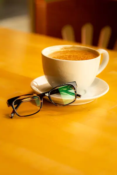 Espectáculos Junto Una Taza Café Sobre Una Mesa —  Fotos de Stock