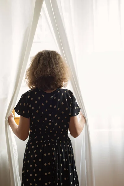 Дівчина Підліток Дивиться Через Вікно — стокове фото