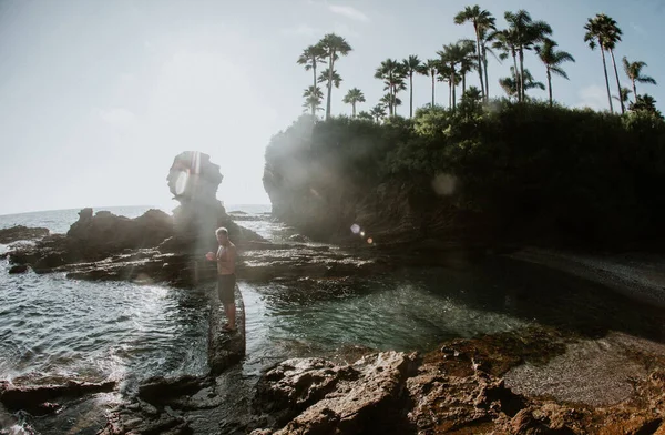 Mann Steht Auf Felsen Neben Einem Gezeitenpool Laguna Beach Kalifornien — Stockfoto