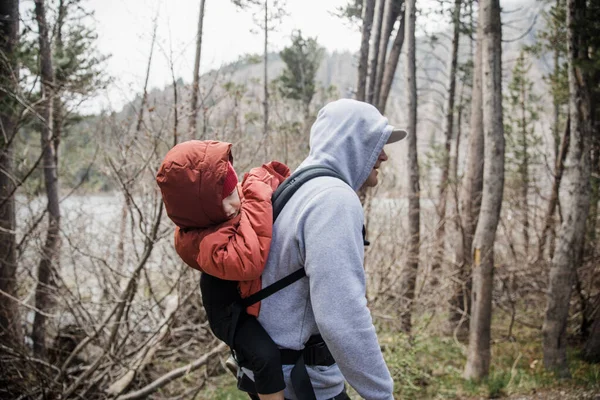 Père Portant Son Fils Sur Dos Lors Une Randonnée Californie — Photo