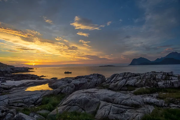 ノルウェー ノルウェーの真夜中のロフテンの風景 — ストック写真