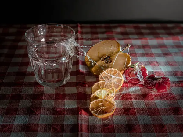 Стакан Виски Лимоном Кубиками Льда Темном Фоне — стоковое фото