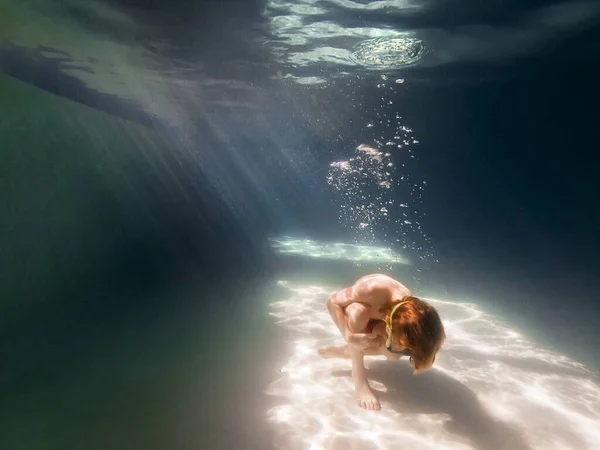 Ragazzo Rannicchiato Sul Fondo Una Piscina — Foto Stock