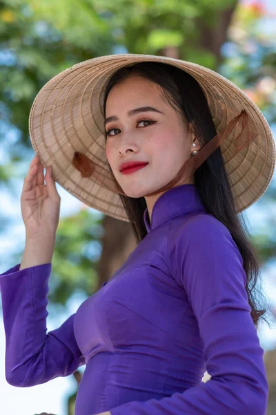 Retrato Uma Mulher Bonita Vestindo Traje Tradicional Chapéu Cônico Vietnã — Fotografia de Stock