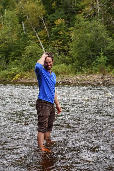 Hombre Sonriente Lavándose Pelo Río Estados Unidos —  Fotos de Stock