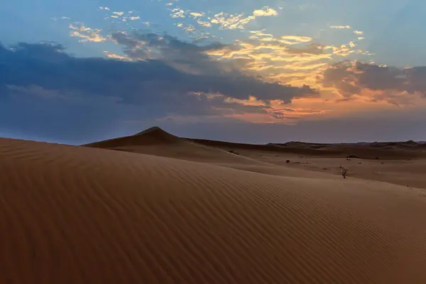 Günbatımı Gökyüzü Altındaki Çöl Kumulları Manzarası Suudi Arabistan — Stok fotoğraf