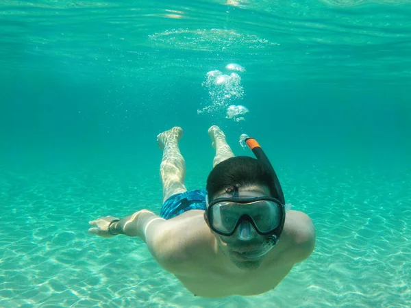 Man Swimming Underwater Ocean Menorca Spain — Zdjęcie stockowe