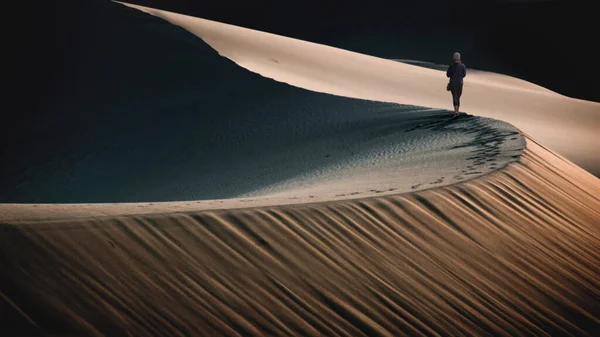 Woman Walking Ridge Sand Dune Desert Untied States — Stock Photo, Image