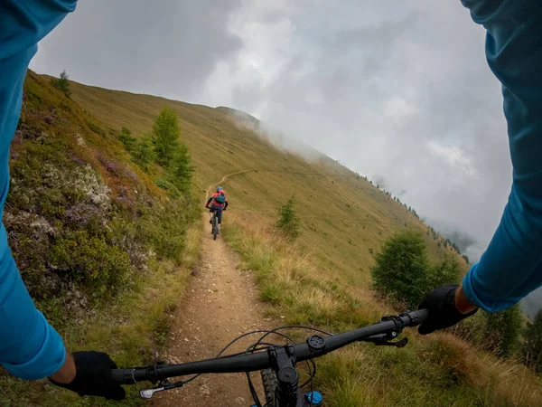 Duas Pessoas Bicicleta Montanha Perto Kals Grossglockner Lienz Tirol Áustria — Fotografia de Stock