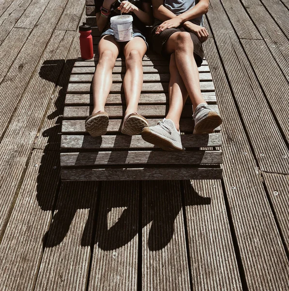 Menino Menina Sentados Uma Cadeira Sol Terraço Dinamarca — Fotografia de Stock