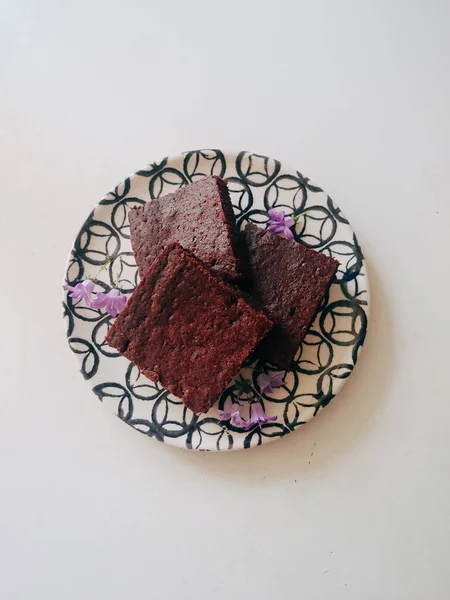 プレート上のチョコレートブラウニーケーキ — ストック写真