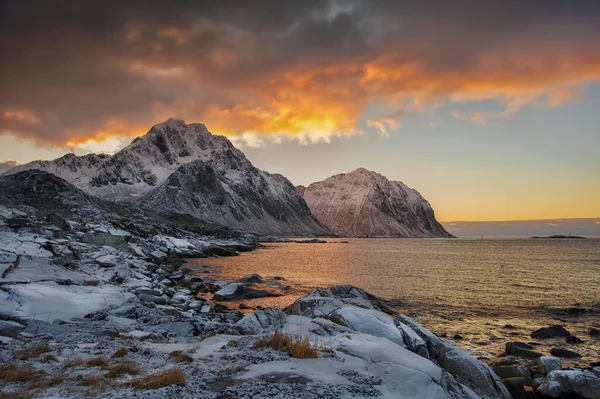 ノルウェー ノルウェー ロフトテンの夕日の海岸風景 — ストック写真