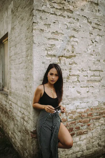 Stijlvolle Aziatische Jonge Vrouw Staan Door Oude Baksteen Muur — Stockfoto