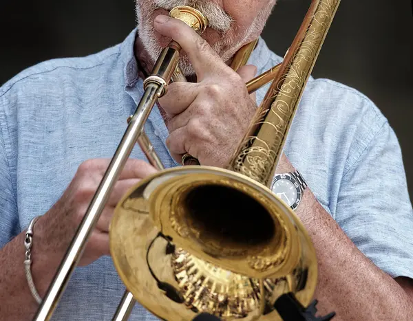 Mann Spielt Trompete — Stockfoto