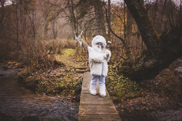 Boy Crossing Bridge Dressed White Yeti Halloween Estados Unidos — Fotografia de Stock
