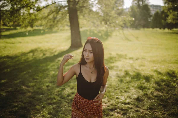 Retrato Uma Mulher Parque Dia Verão Sérvia — Fotografia de Stock