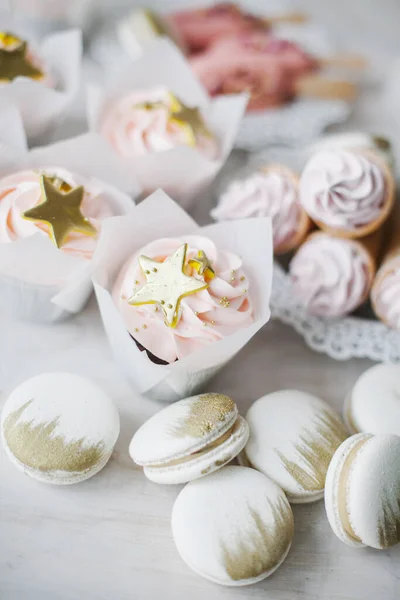 Cupcakes Ijstaart Pops Wafelkegels Met Slagroom Macarons — Stockfoto