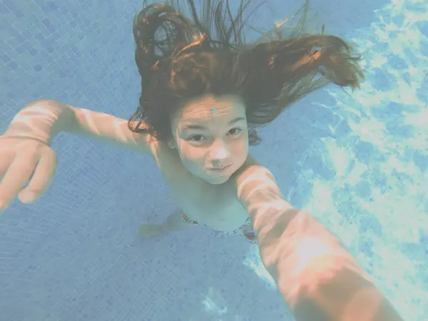Boy Taking Selfie Underwater Swimming Pool — Zdjęcie stockowe