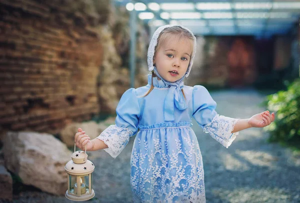 Retrato Una Niña Con Vestido Vintage Que Lleva Una Linterna — Foto de Stock