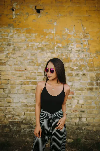 Elegante Asiático Joven Mujer Pie Frente Viejo Ladrillo Pared —  Fotos de Stock