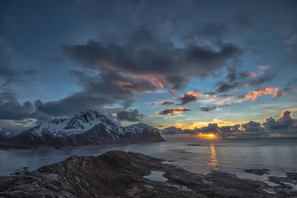 Горный Пейзаж Закате Офферсоя Вествагой Лофотеном Нордланд Норвегия — стоковое фото