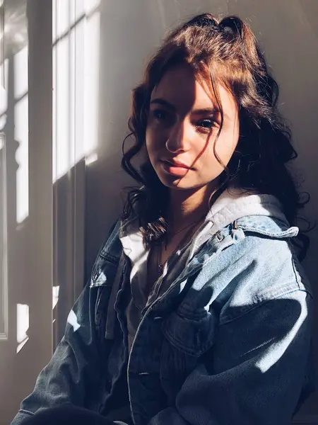 顔に太陽と影を持つ10代の少女の肖像 — ストック写真