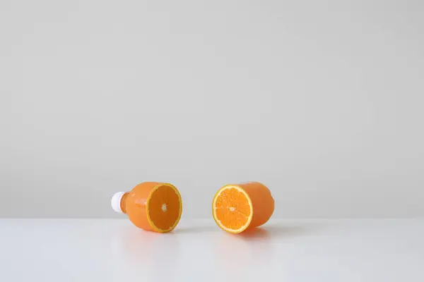 Konceptuell Apelsinjuice Flaska Delad Mitten Med Riktig Orange Inuti — Stockfoto