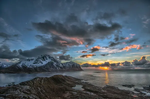 Uma Vista Pôr Sol Bergan Offersoya Vestvagoy Lofoten Nordland Noruega — Fotografia de Stock