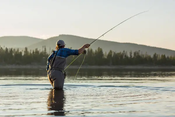 Man Standing River Fly Fishing Stany Zjednoczone — Zdjęcie stockowe