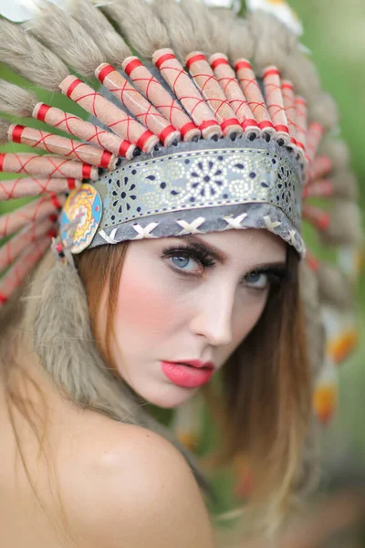 一个头戴北美部落头饰的女人的画像 — 图库照片