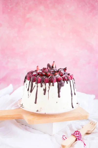 Bolo Creme Framboesa Morango Com Chocolate Tábua Madeira Vista Próxima — Fotografia de Stock