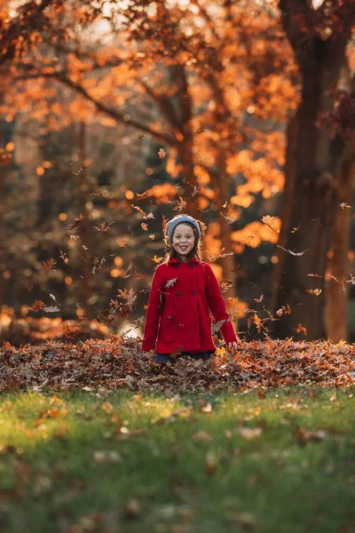 Mädchen Wirft Herbstblätter Die Luft Usa — Stockfoto