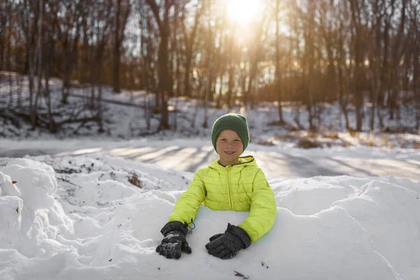Uśmiechnięty Chłopiec Stojący Śnieżnym Forcie Stany Zjednoczone — Zdjęcie stockowe