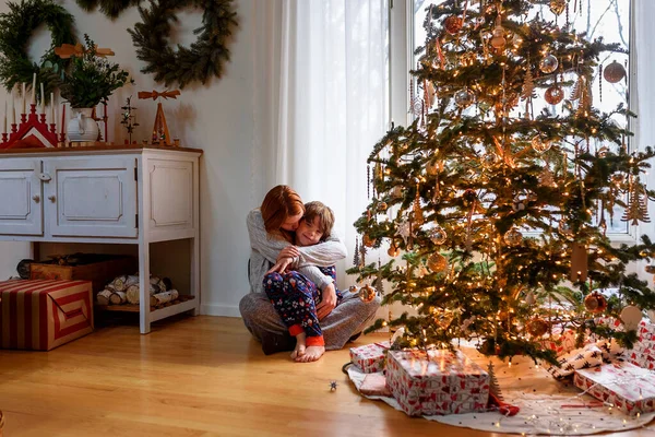 Anne Oğul Evde Noel Ağacının Yanında Kucaklaşıyorlar — Stok fotoğraf